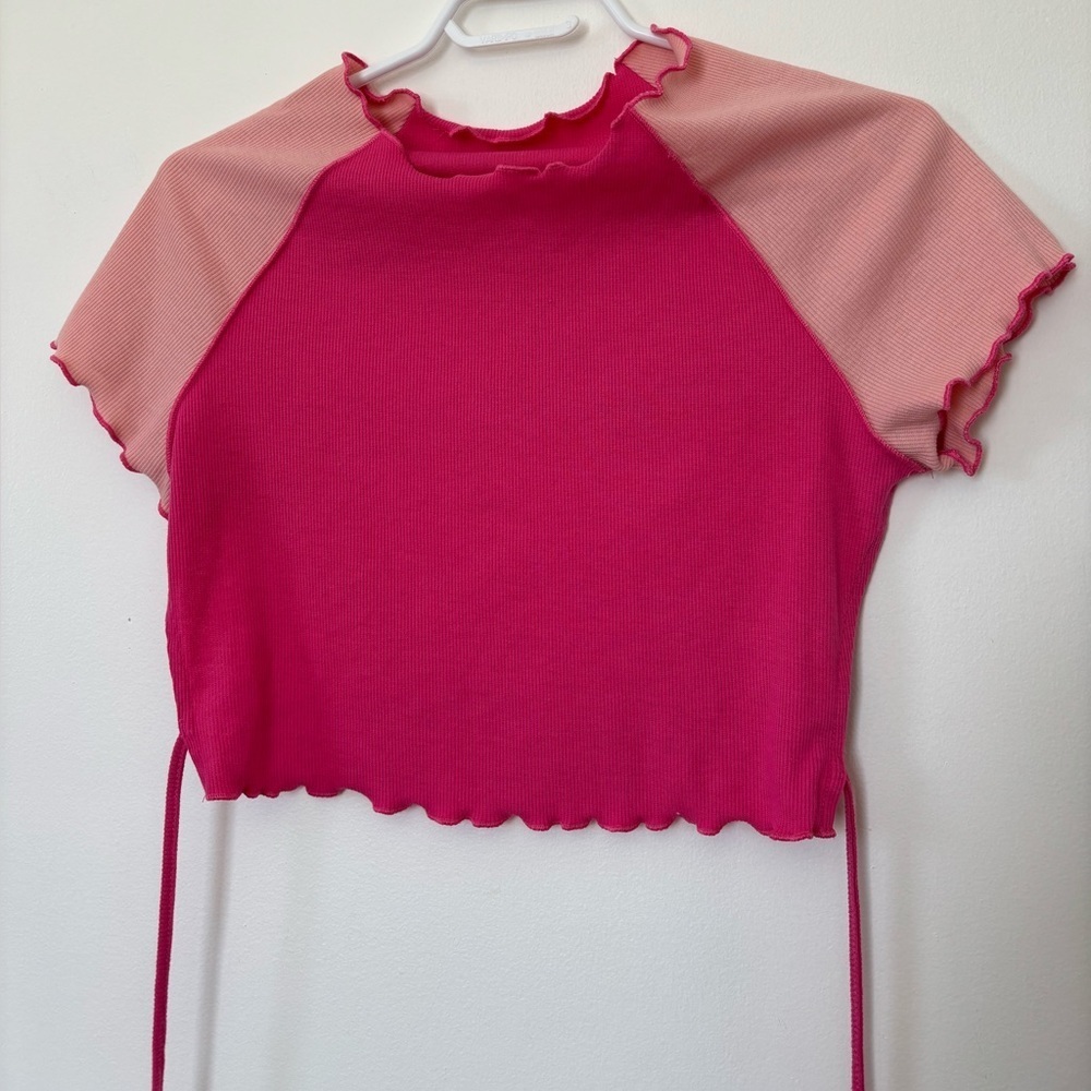 🎉4/30$🎉SHEIN Pink and Peach Ruffle Trim Backless Top – Size Large 🌸